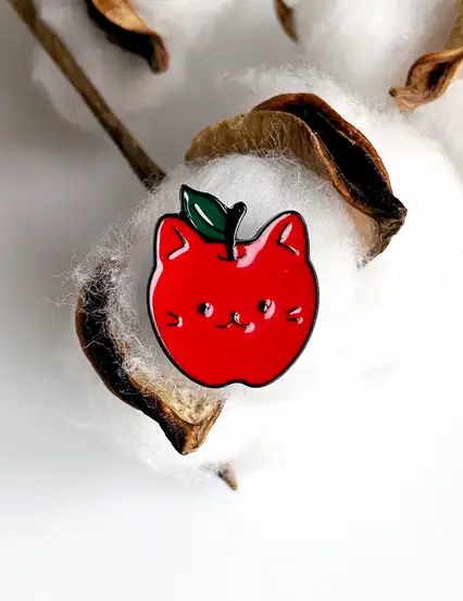 Kedili Kırmızı Elma Rozet