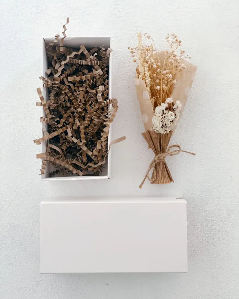 Çekmeceli Kutuda Beyaz Çiçek Buketi ve Murano Cam Beyaz Kalp Kolye Hediye Seti