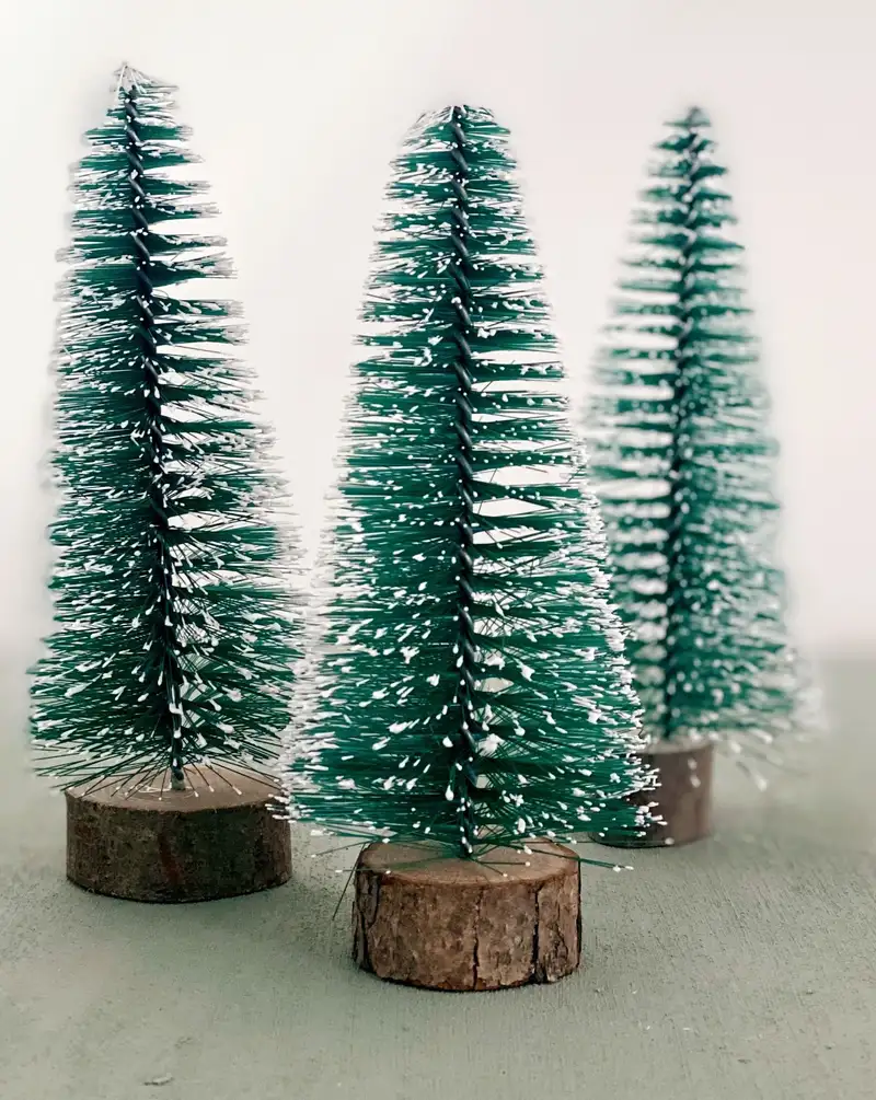 Dekoratif Karlı Yılbaşı Mini Çam Ağacı (20cm)