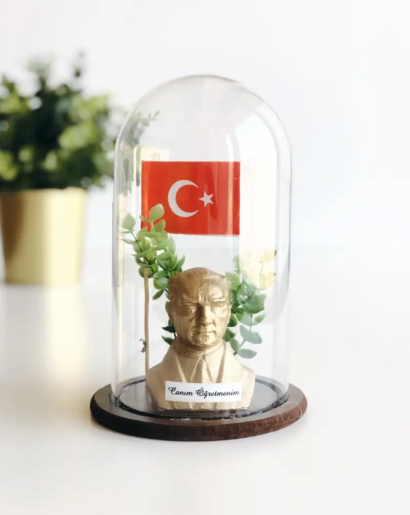 Fanusta Atatürk Büstü Canım Öğretmenim