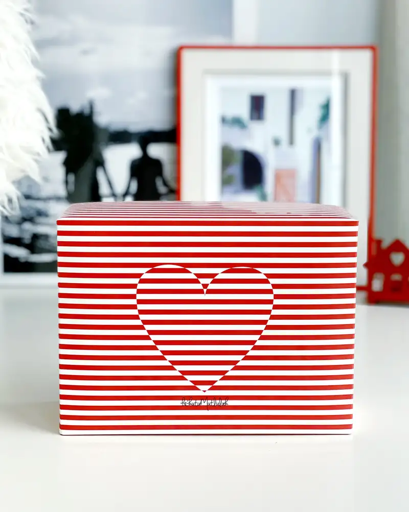 Çizgili kalpli aşk hediye kutusu ( sadece kutu )