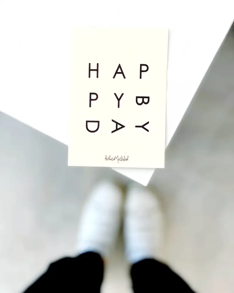 Beyaz Mermer Happy Birthday Motto Kartı Kartpostal